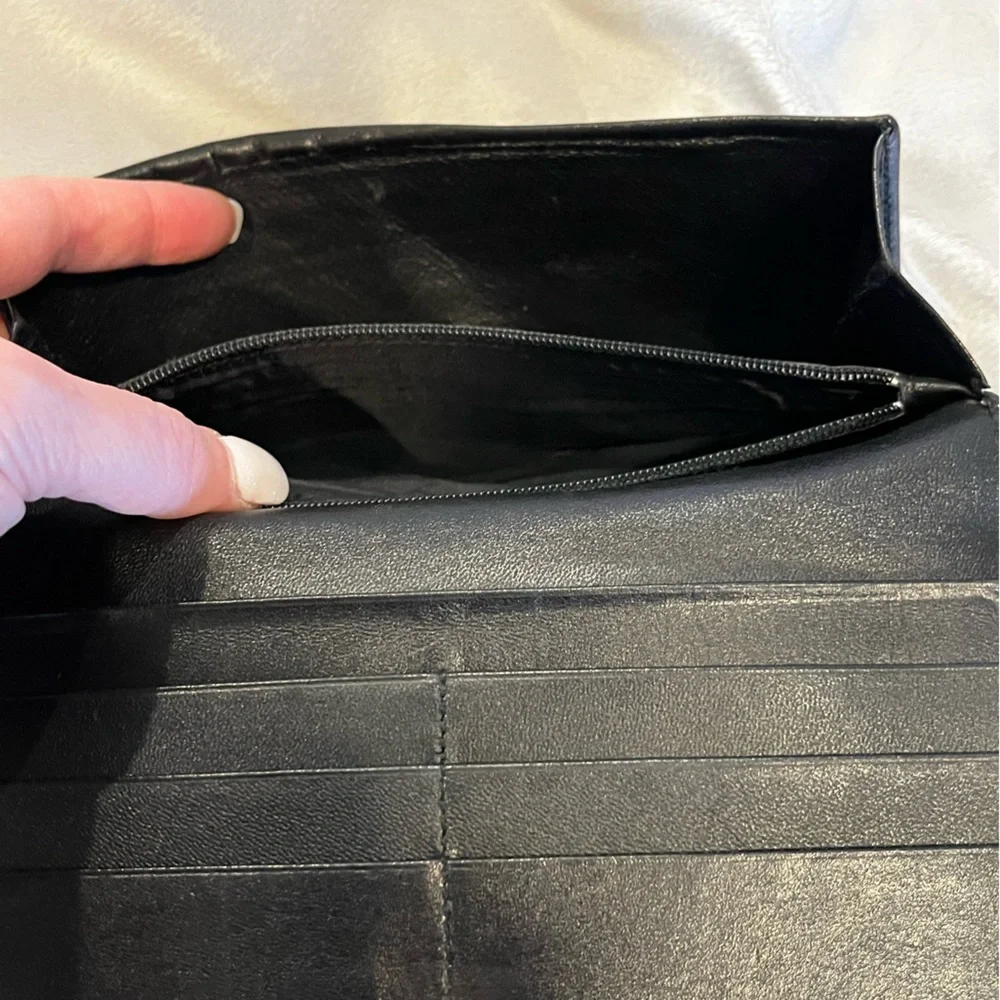 AUTHENTIC Gucci Vintage Black Leather Wallet with Gold Hardware - Picture 8 of 12
